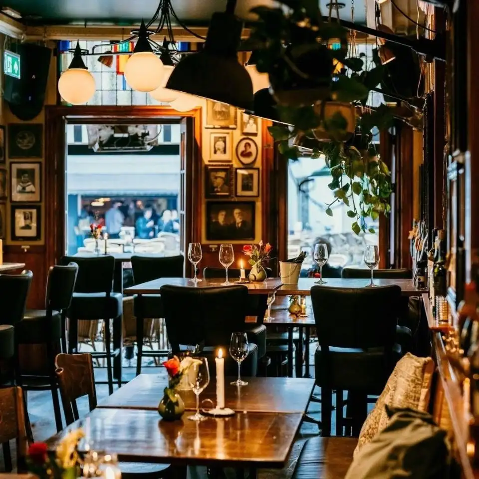 Gedekte tafels bij Wijnbar 't Kantoor